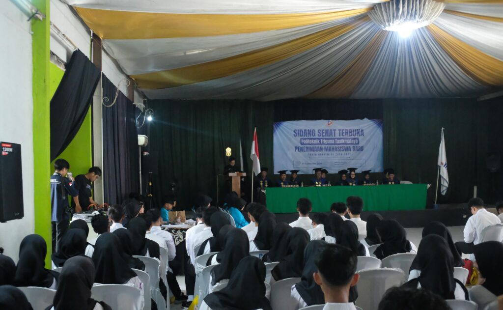 Suasana Sidang Senat Terbuka Politeknik Triguna Tasikmalaya yang diikuti mahasiswa baru Tahun Akademik 2026/2027 di Tasikmalaya, Kamis (24/9/2026).