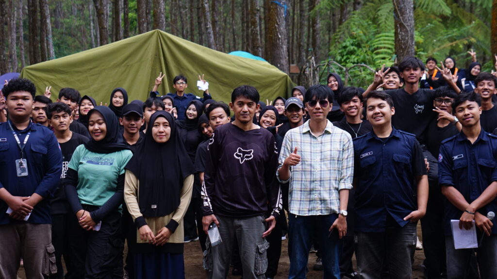 Kebersamaan mahasiswa baru Politeknik Triguna Tasikmalaya saat Makrab 2026 di Cisayong.