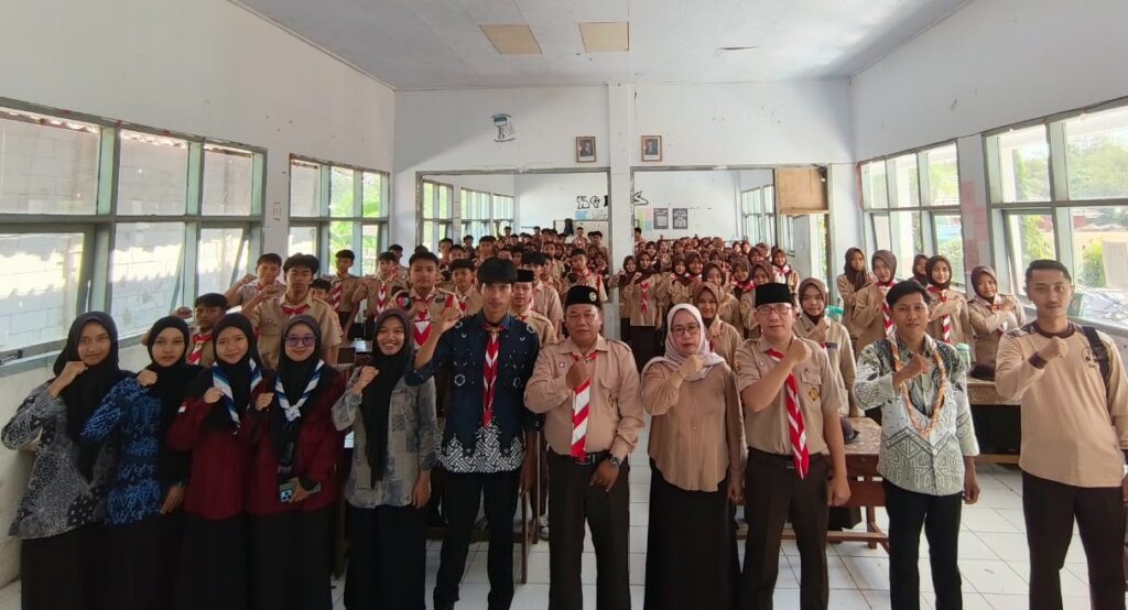 Foto bersama peserta dan panitia Seminar Pramuka Penggalang dan Penegak DKR Cineam, Kabupaten Tasikmalaya, Sabtu (17/10/2026). (Foto: Dokumentasi DKR Cineam)